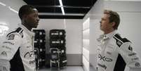Brad Pitt e Damson Idris em cena de 'F1'.  Foto: Apple TV/Divulgação / Estadão