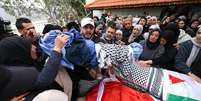 Familiares choram durante o funeral de quatro membros de uma fam&iacute;lia palestina alvejada por soldados israelenses no norte da Cisjord&acirc;nia neste domingo, em 15 de mar&ccedil;o de 2026.  Foto: AFP - JAAFAR ASHTIYEH / RFI