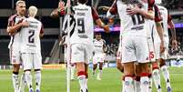 Samuel Lino, de costas &agrave; direita, &eacute; celebrado ap&oacute;s fazer o primeiro gol do Flamengo sobre o Botafogo. Foto: Gilvan de Souza/Flamengo / Jogada10