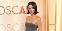 Bruna Marquezine vestiu Gucci para cruzar o tapete vermelho do Oscar 2026.  Foto: Getty Images / Purepeople