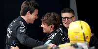Toto Wolff e Kimi Antonelli celebrando o resultado em Xangai   Foto: Mercedes AMG F1 / Divulga&ccedil;&atilde;o