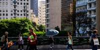 Registro de pedestres no Vale do Anhangaba&uacute;, no centro de S&atilde;o Paulo. Foto: Taba Benedicto/Estad&atilde;o - 03/02/2026 / Estad&atilde;o
