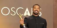 Michael B. Jordan, vencedor do prêmio de Melhor Ator por "Pecadores", posa na sala de imprensa durante a 98ª edição do Oscar no Dolby Theatre em 15 de março de 2026 em Hollywood, Califórnia.  Foto: Mike Coppola/Getty Images