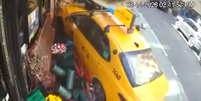 Táxi desgovernado sobe em calçada e atropela duas mulheres em Nova York  Foto: Reprodução/X/@_PrinceCarlton_