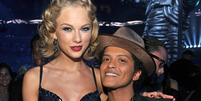 Taylor Swift e Bruno Mars durante premia&ccedil;&atilde;o na MTV  Foto: Kevin Mazur/WireImage for MTV