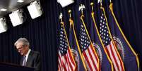 O presidente do Federal Reserve dos EUA, Jerome Powell, d&aacute; uma entrevista coletiva na sede da institui&ccedil;&atilde;o, em Washington, em 10 de dezembro de 2025.  Foto: REUTERS - Kevin Lamarque / RFI