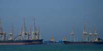 Petroleiros no terminal de contêineres Khor Fakkan, nos Emirados Árabes Unidos, ao longo do Estreito de Ormuz, em 23 de junho de 2025.  Foto: AFP - GIUSEPPE CACACE / RFI
