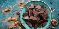 Entenda o projeto de lei que altera a nomenclatura do chocolate amargo e meio amargo no Brasil. Veja as novas regras e o que muda no mercado Foto: Getty Images Pro/YelenaYemchuk / Bons Fluidos