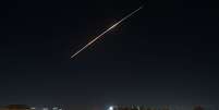 M&iacute;sseis disparados do Ir&atilde; em dire&ccedil;&atilde;o a Israel, em retalia&ccedil;&atilde;o a ataques israelenses-americanos, s&atilde;o vistos no c&eacute;u de Hebron, Cisjord&acirc;nia, em 17 de mar&ccedil;o de 2026.  Foto: Wisam Hashlamoun/Anadolu via Getty Images