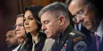A diretora de Inteligência Nacional dos EUA, Tulsi Gabbard, e outros integrantes do governo Trump prestaram depoimento por mais de duas horas sobre ameaças globais  Foto: Getty Images / BBC News Brasil