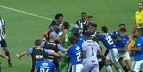 Na súmula, 23 jogadores foram expulsos, sendo a maior da história do futebol brasileiro –  Foto: Reprodução / ge TV / Jogada10
