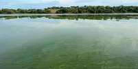 Mancha esverdeada se espalha por cerca de 100 quil&ocirc;metros no Rio Tiet&ecirc; em cidades do interior paulista. Foto: Reprodu&ccedil;&atilde;o TN2/TV Globo / Estad&atilde;o