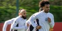Foto: Divulga&ccedil;&atilde;o - Legenda: Jogadores do Manchester United durante treinamento da equipe / Jogada10