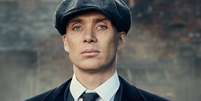 Cillian Murphy, de 'Peaky Blinders', j&aacute; secou o corpo com dieta bizarra e nada saud&aacute;vel para filme que rendeu o Oscar: 'Comia uma am&ecirc;ndoa por dia'.  Foto: Divulga&ccedil;&atilde;o, BBC Studios / Purepeople