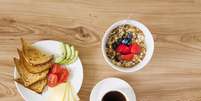 Caf&eacute; da manh&atilde; ideal deve reunir diferentes grupos alimentares  Foto: Freepik