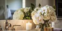 Investir na decora&ccedil;&atilde;o do banheiro vai mudar sua experi&ecirc;ncia nesse espa&ccedil;o: aposte em flores, velas perfumadas e acess&oacute;rios graciosos Foto: FreePik / Revista Malu