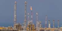 Vista de parte do campo de gás South Pars em Asaluyeh, no litoral iraniano do Golfo Pérsico, a 1,4 mil km ao sul de Teerã  Foto: Getty Images / BBC News Brasil