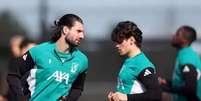 Foto: Divulga&ccedil;&atilde;o - Legenda: Jogadores do Liverpool durante treinamento da equipe / Jogada10