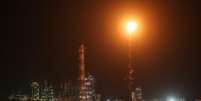 Chamas de g&aacute;s excedente iluminam a refinaria de Haifa, no norte de Israel, na noite desta quinta-feira (19), em meio ao aumento das tens&otilde;es na regi&atilde;o.  Foto: &copy; Odd Andersen / AFP / RFI