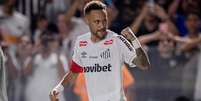  Foto: Raul Baretta/Santos - Legenda: Neymar em campo pelo Santos / Jogada10