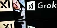 Grok, chatbot de IA generativa da xAI, fundada por Elon Musk, &eacute; alvo de investiga&ccedil;&atilde;o da Uni&atilde;o Europeia ap&oacute;s produzir deepfakes sexualizados de mulheres e menores.  Foto: AFP - LIONEL BONAVENTURE / RFI