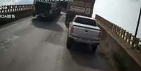 Imagens mostram o momento em que veículos são arremessados após ponte ceder   Foto: 