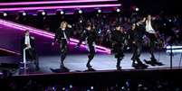 A boy band de K-pop BTS se apresenta no palco durante um show de retorno na Pra&ccedil;a Gwanghwamun em 21 de mar&ccedil;o de 2026 em Seul, Coreia do Sul.  Foto: via REUTERS - Kim Min-Hee / RFI