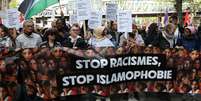 Imagem de arquievo: manifestantes seguram uma faixa com os dizeres "parem com o racismo, parem com a islamofobia" durante um protesto em Paris, em 21 de abril de 2024.  Foto: AFP - ALAIN JOCARD / RFI