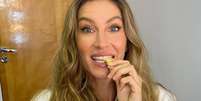 Aprendi com Gisele B&uuml;ndchen a fruta deliciosa e ideal para substituir o caf&eacute; antes do meu treino e dei um basta na minha ansiedade. Foto: Reprodu&ccedil;&atilde;o/Instagram, @gisele / Purepeople