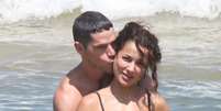Jos&eacute; Loreto e Fernanda Marques s&atilde;o flagrados aos beijos em praia do Rio  Foto: Dilson Silva/Agnews / Contigo