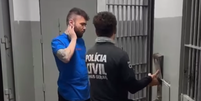 Tiago Santineli mostra momento na delegacia  Foto: Reprodução/Instagram/Tiago Santineli
