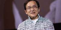 Jackie Chan afirma que n&atilde;o pretende deixar sua fortuna para a fam&iacute;lia e quer destinar patrim&ocirc;nio bilion&aacute;rio a projetos sociais Foto: Reprodu&ccedil;&atilde;o: Alessandro Levati/Getty Images / Bons Fluidos