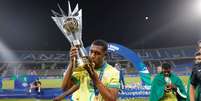Rayan com a ta&ccedil;a de campe&atilde;o do Sul-Americano Sub-20   Foto: Rafael Ribeiro/CBF / Esporte News Mundo