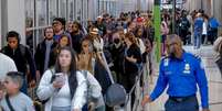 Passageiros t&ecirc;m formado filas enormes para seguir os procedimentos de seguran&ccedil;a em v&aacute;rios aeroportos dos EUA  Foto: EPA / BBC News Brasil