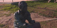 Est&aacute;tua de bronze teve as m&atilde;os arrancadas  Foto: Reprodu&ccedil;&atilde;o/TV Globo