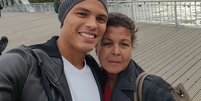 Thiago Silva e a m&atilde;e, Angela Maria da Silva, que morreu no dia 14 de mar&ccedil;o; o atleta se emocionou ao ser homenageado pela marca de mil jogos na carreira  Foto: Reprodu&ccedil;&atilde;o/Redes Sociais