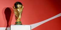 O troféu da Copa do Mundo da FIFA de 2026 é exibido durante uma cerimônia em Bogotá, Colômbia, em 15 de fevereiro de 2026. REUTERS/Luisa Gonzalez  Foto: © Luisa Gonzalez / Reuters / RFI