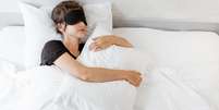 Apesar das interferências, a maioria dos entrevistados associa o ato de dormir acompanhado a uma melhoria na conexão emocional  Foto: Canva Fotos / Perfil Brasil