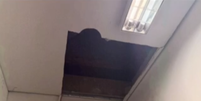 Ladrão fez buraco no forro do shopping para furtar joalheira  Foto: Reprodução/TV Globo