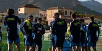 Foto: Divulga&ccedil;&atilde;o - Legenda: Jogadores da Ucr&acirc;nia durante treinamento da equipe / Jogada10