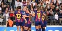 Foto: Denis Doyle/Getty Images - Legenda: Jogadoras do Barcelona comemoram um dos gols da vit&oacute;ria sobre o Real Madrid / Jogada10