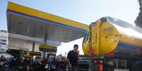 Posto de combustIvel, em São Cristóvão, na zona norte da cidade, recebe gasolina e volta a abastecer, gerando enormes filas de carros e motos.  Foto: Tânia Rêgo/Agência Brasil / Estadão