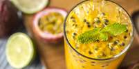 Suco natural de maracuj&aacute; &eacute; uma op&ccedil;&atilde;o saud&aacute;vel  Foto: Freepik