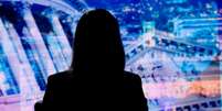Silhueta de uma mulher sentada  Foto: BBC News Brasil