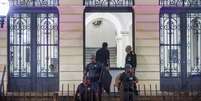Cerca de 20 estudantes da rede p&uacute;blica estavam na sede da Seduc desde a tarde da quarta, 26. Foto: Taba Benedicto/ Estad&atilde;o / Estad&atilde;o