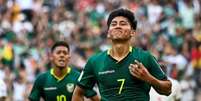 Miguelito comemora. Seu gol de p&ecirc;nalti leva a Bol&iacute;via ao triunfo sobre o Suriname. Agora, a sele&ccedil;&atilde;o enfrenta o Iraque. Um deles vai &agrave; Copa. Foto: Divulga&ccedil;&atilde;o FBF / Jogada10