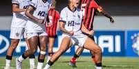 Atl&eacute;tico venceu a primeira partida no Brasileiro feminino &ndash;  Foto: Galo Feminino / Paulinho Santtos - Legenda: O Galo dominou o primeiro tempo e abriu vantagem sobre o Vit&oacute;ria em Salvador / Jogada10