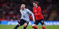 Jogadores de Inglaterra e Uruguai em disputa de bola em Wembley - Foto: Justin Setterfield/Getty Images / Jogada10
