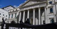 Manifestantes vestidos representando a morte protestam contra a lei que legaliza a eutan&aacute;sia, em Madri, em mar&ccedil;o de 2021  Foto: AFP - JAVIER SORIANO / RFI