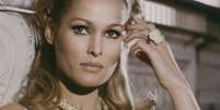 Ursula Andress interpretou a primeira e mais ic&ocirc;nica Bond Girl, dos filmes sobre o agente 007  Foto: Screen Archives/Getty Images